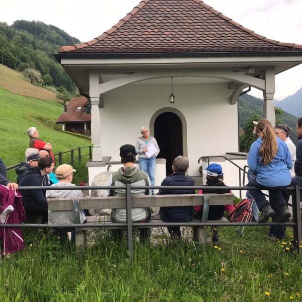 Familienwanderung zu Wegkreuzen, Helgenstöckli und Kapellen am Bürgenberg